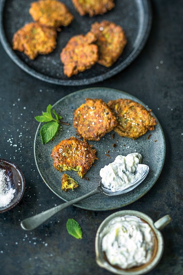 Hackfleisch kann bei diesen Linsentalern im griechischen Style teilweise oder auch ganz ersetzt werden. - © Wolfgang Schardt/Gräfe und Unzer/dpa-tmn