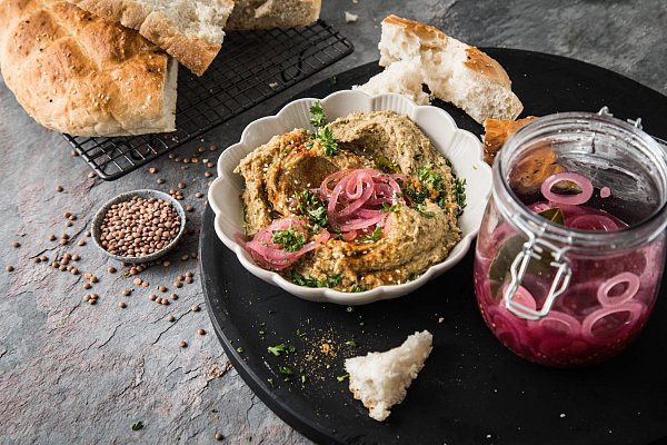 Wie wär\\\'s mit Linsen-Hummus? Er wird aus braunen Berglinsen, eingelegten roten Zwiebeln, Sesam, Petersilie und Paprikapulver gemacht. Perfekt zum Fladenbrot. - © Christin Klose/dpa-tmn