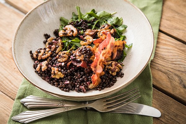Schwarzen Beluga-Linsen eignen sich perfekt für einen Salat mit Walnüssen, Speck, Petersilie, roten Zwiebeln und Rucola. - © Christin Klose/dpa-tmn