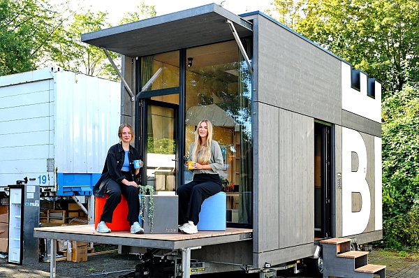 Auch die Stadt Bielefeld nutzt ein Tiny-House als mobilen Ansprechort. Félice Wittrin (l.) und Alisa Flaskämperwaren sind mit dem "Tu-Bie" unter anderem in den Bielefelder Stadtteilen unterwegs. - © BARBARA FRANKE