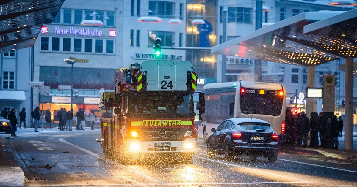 Spiegelglatte Straßen, Unfälle und anhaltender Schneefall: Winterwetter hat Bielefeld fest im Griff