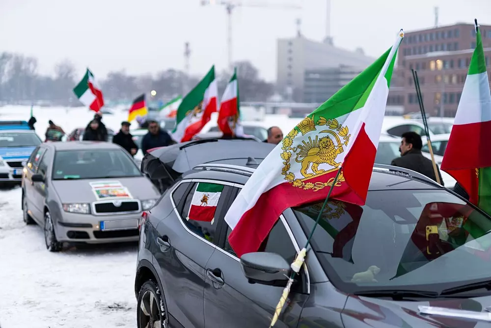 Der Autokorso startete am Schützenplatz in Hannover. - © Michael Matthey/dpa