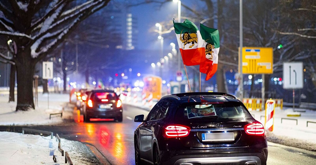 Protest gegen Gewalt im Iran: Autokorso fährt durch Hannover | Niedersachsen