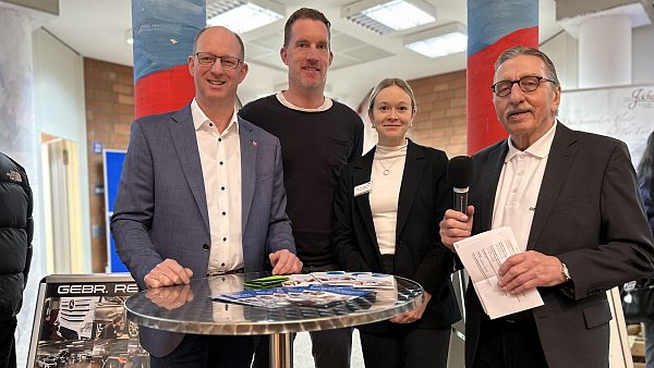 Bürgermeister Thomas Tappe, Schulleiter Matthias Geukes, Moderatorin Kim Julia Kapovits von der Firma Storck sowie Organisator Frank Hofen freuen sich über das Zustandekommen der Ausbildungsmesse in der Gesamtschule Halle. - © Tobias Barrelmeyer