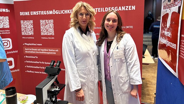 Heike Gundlach und Elena Herbst werben für Ausbildungen in der Medizintechnologie. - © Tobias Barrelmeyer