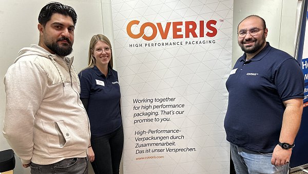 Habid Güngor, Christin Müller und Yunus-Emre Barin von Coveris heben die vielfältigen Ausbildungsmöglichkeiten innerhalb des Unternehmens hervor. - © Tobias Barrelmeyer