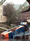 Beim Absturz eines Zuges der Wuppertaler Schwebebahn am 12. April 1999 kamen fünf Menschen ums Leben.
