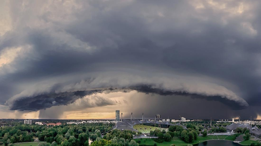 Eine Gewitterwolke über dem Münchner Olympiapark