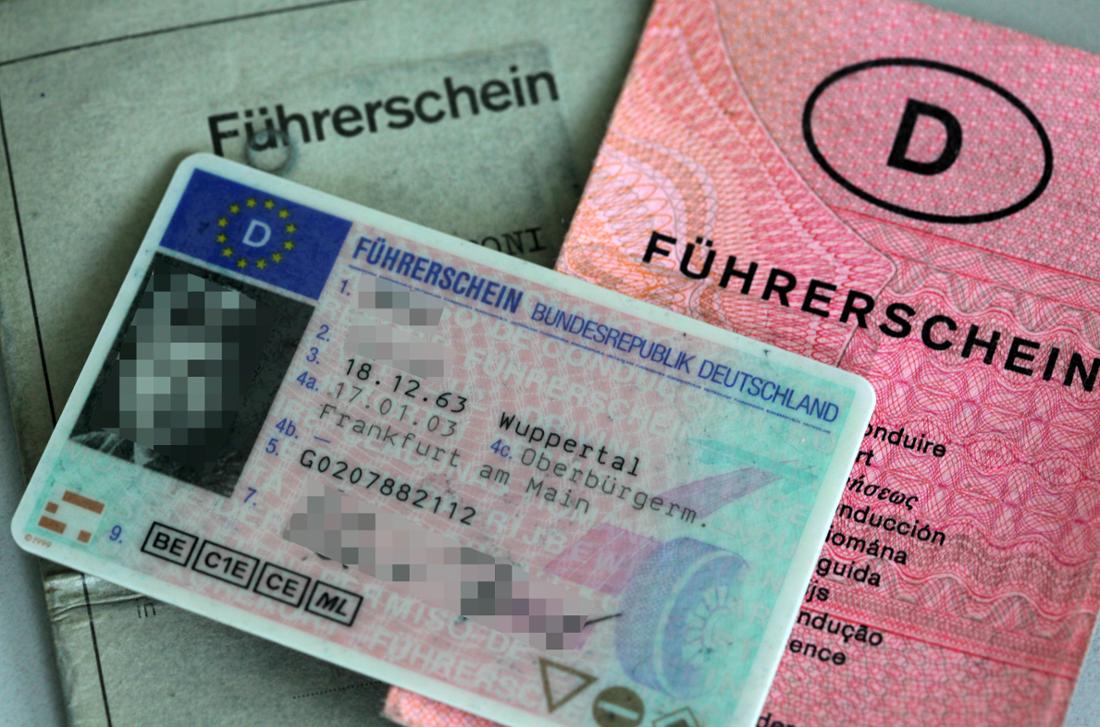 Drei Führerscheine verschiedener Generationen liegen auf dem Tisch.