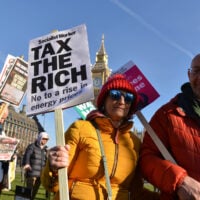 Demonstranten in London fordern höhere Steuern für Reiche.