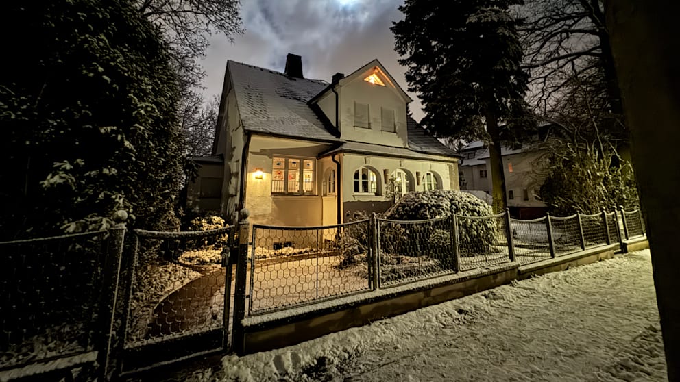 Die Bewohner dieses Hauses haben Glück: Ein Generator bringt Licht und Strom!