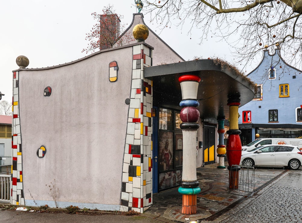 Die bunten Fliesen in Zuckerbäckeroptik passen gut zum Inhalt des Ladengeschäfts: eine Candisserie.