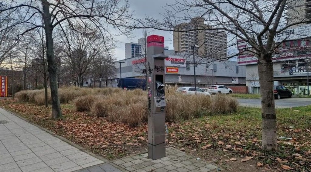 Eine der letzten halleschen Telefonsäulen steht in Neustadt an der Magistrale.