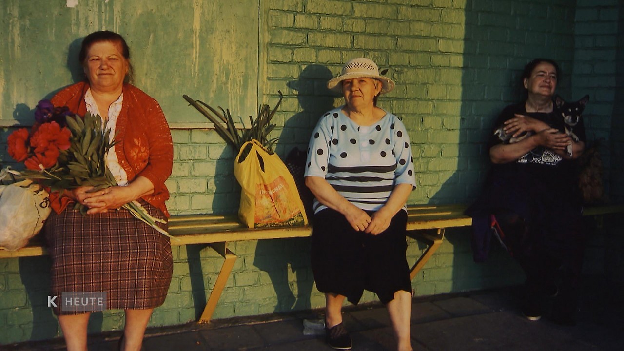 Foto Frauen sitzen auf einer Bank