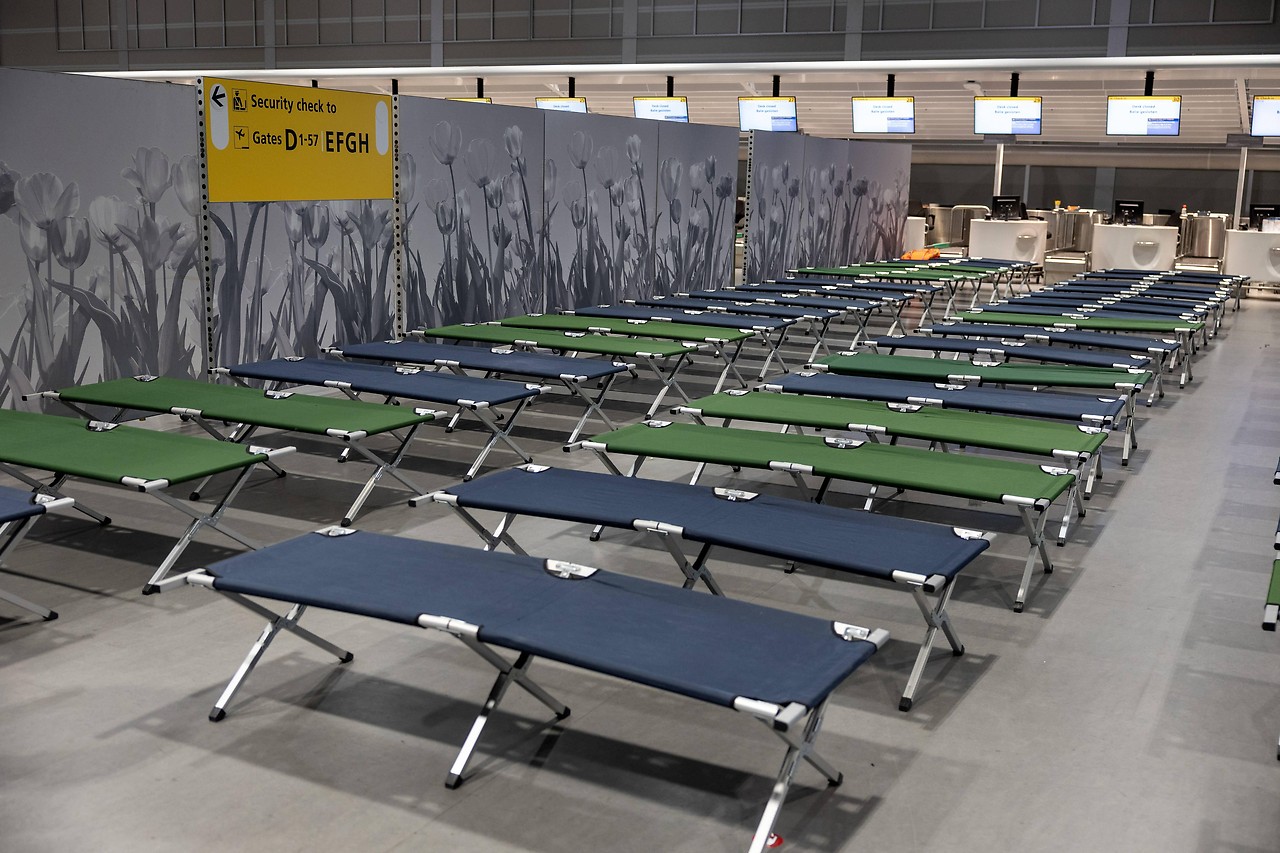 Feldbetten für Passagiere am Flughafen Schipol