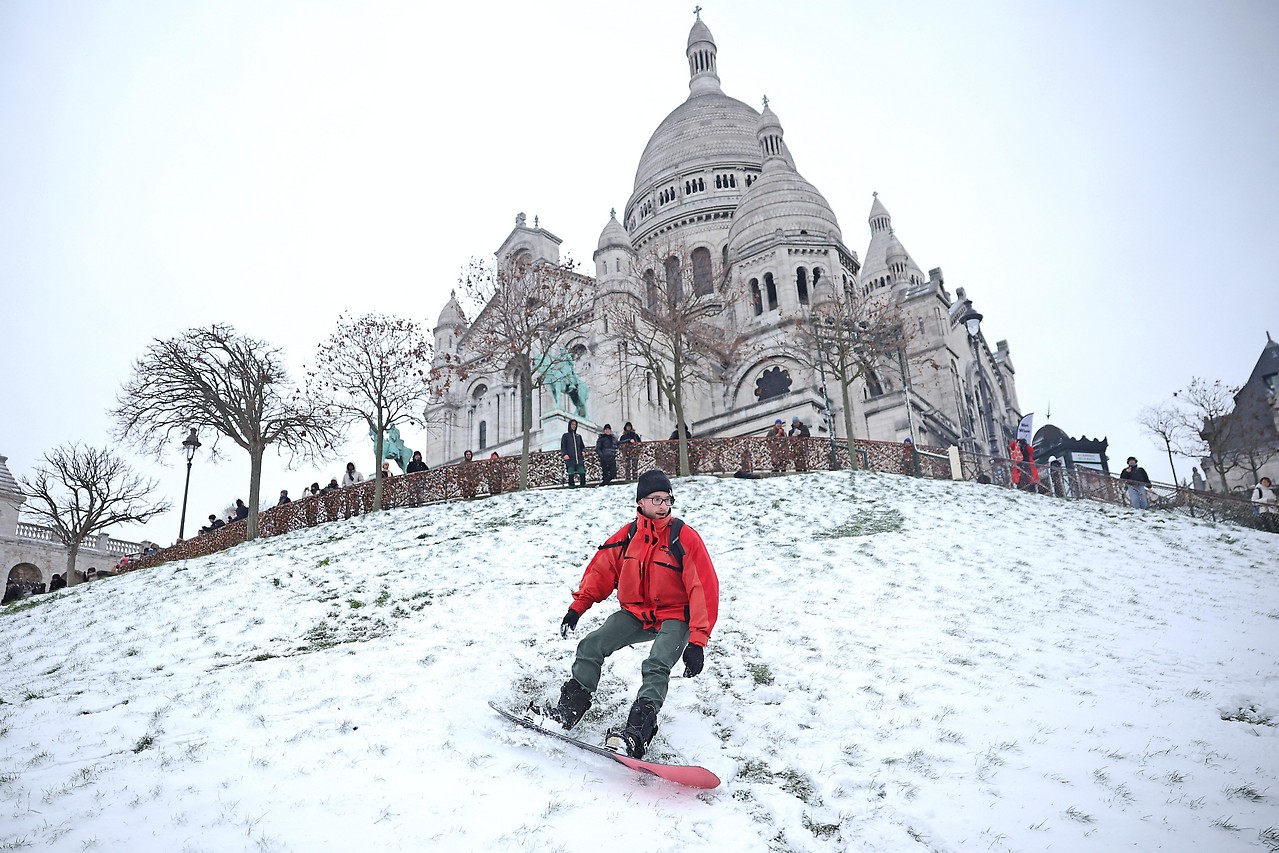 Snowboarder in Paris auf dem Hügel vor der Sacre-Coeur-Basilika 