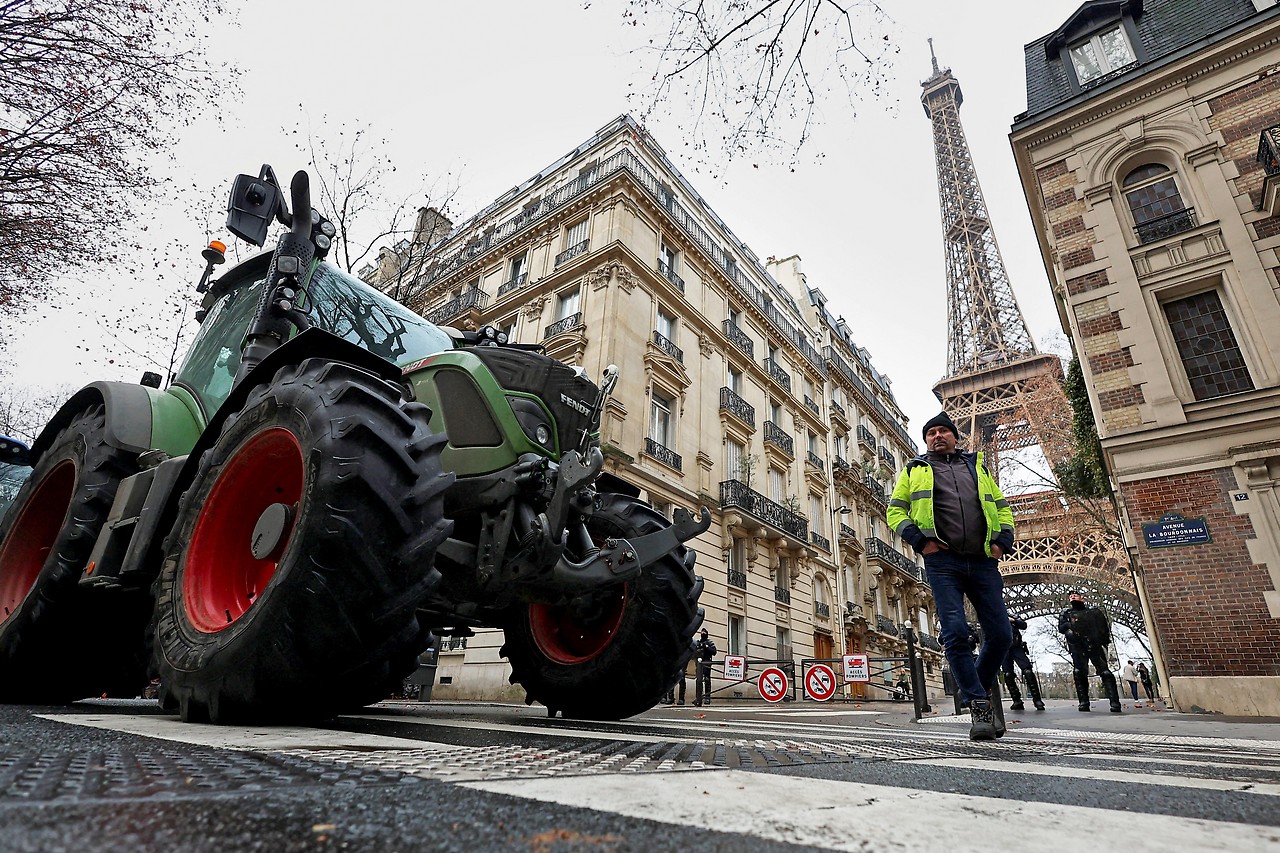 Traktor blockiert Straße in Paris