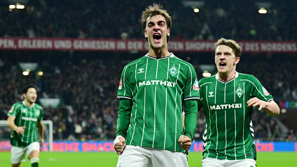 Jovan Milosevic (20) jubelt mit Jens Stage (29) über den Heimsieg