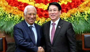 Vietnams Präsident Luong Cuong (R) mit António Costa
