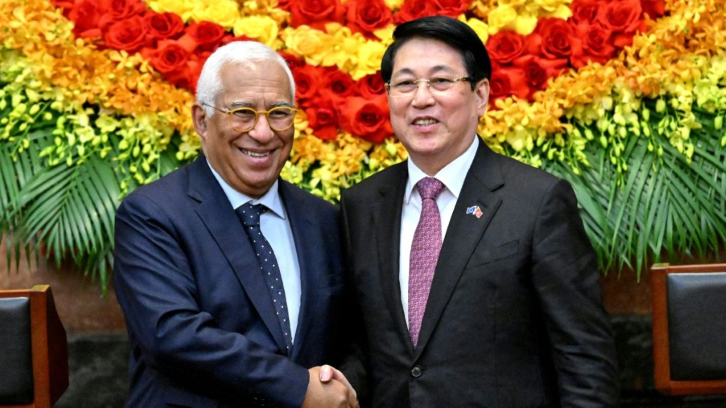 Vietnams Präsident Luong Cuong (R) mit António Costa