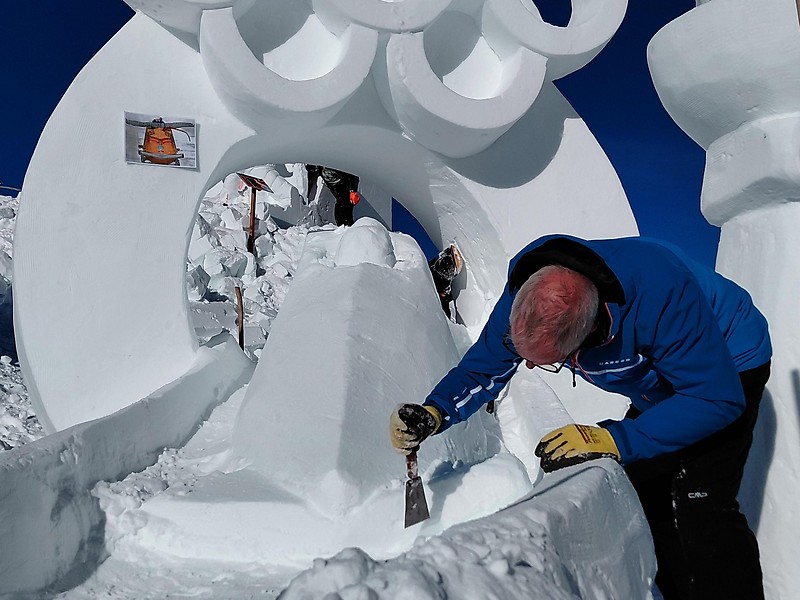 Alexander Kaufmann beim Schneeschnitzen.