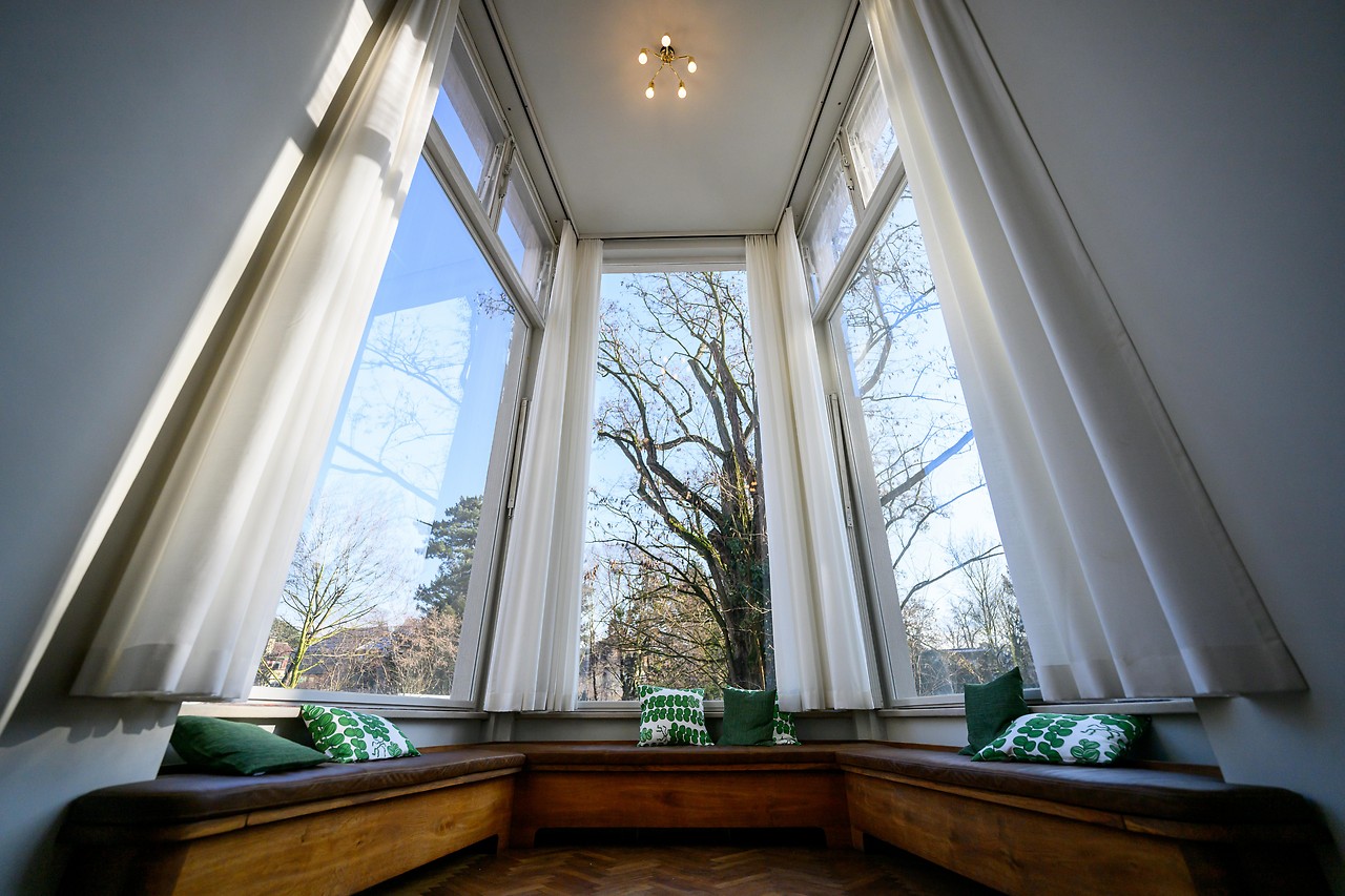 Sitzgelegenheiten vor den großen Fenstern