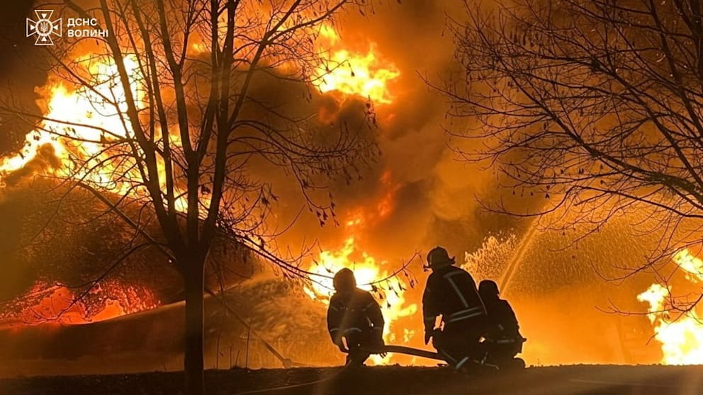 Neujahrsmorgen in der ukrainischen Region Volyn: Die Feuerwehr löscht einen durch russische Drohnen verursachten Brand