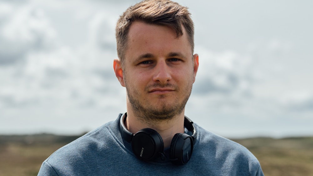 Filmregisseur Welf Reinhart hat schon den Studenten-Oscar gewonnen. 2026 startet sein erster abendfüllender Spielfilm im Kino.