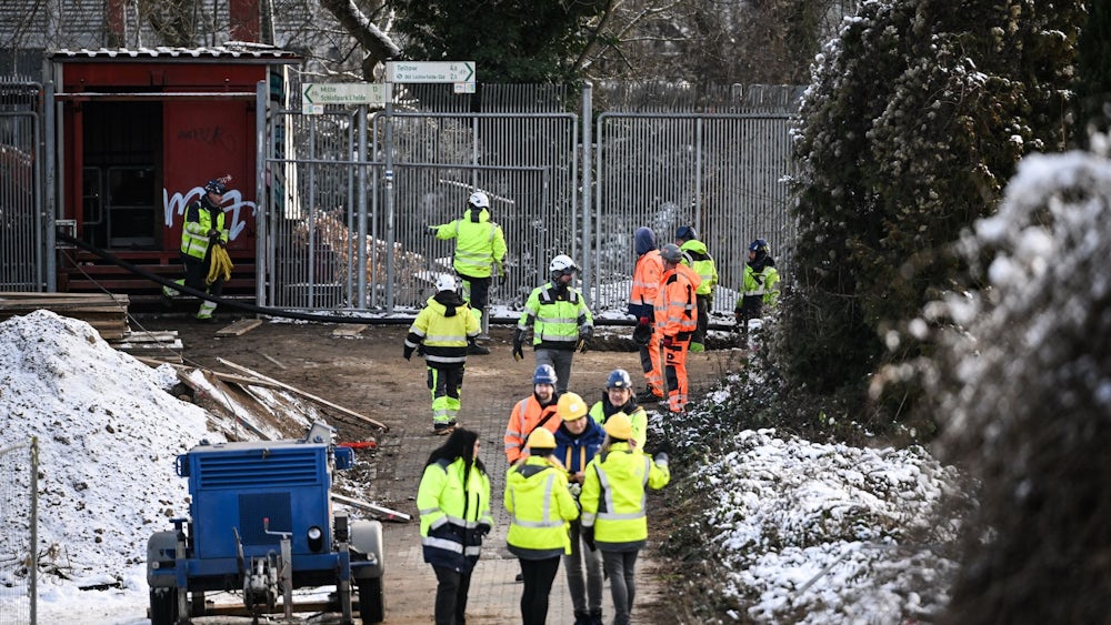 An mehreren Baustellen versuchen Fachleute fieberhaft, die Stromversorgung wieder sicherzustellen.