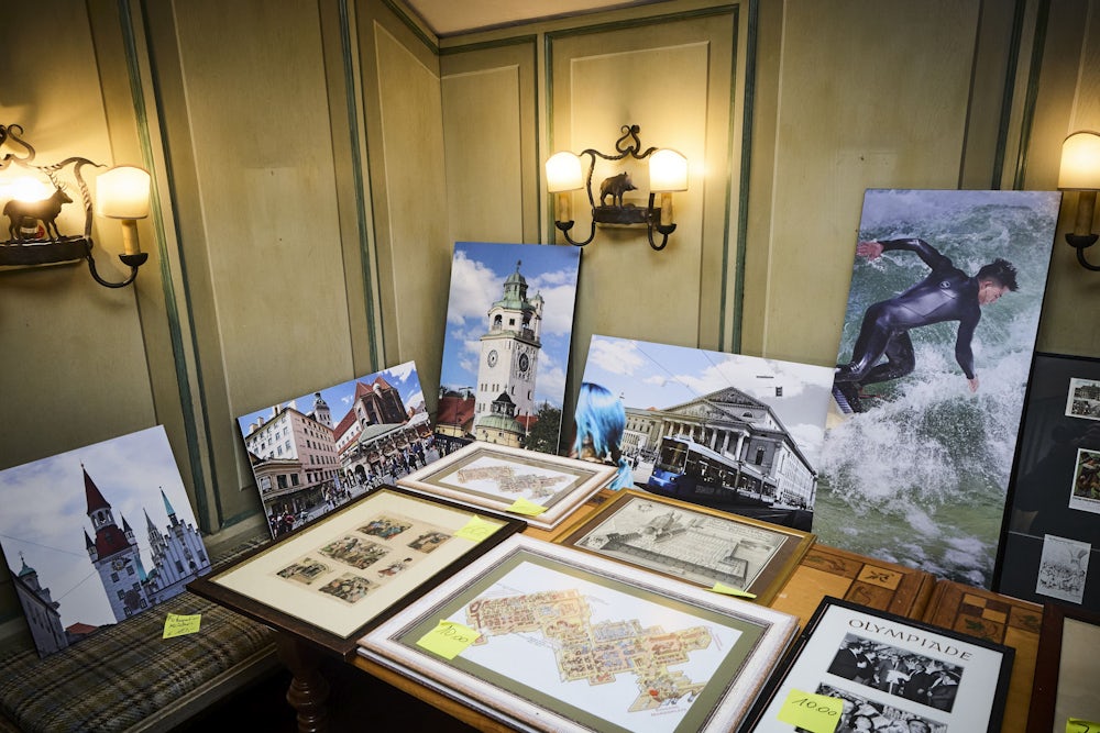 Zu kaufen gibt es eine beachtliche Sammlung von alten Stichen, Zeichnungen sowie schöne Fotografien und historische Ansichten des Münchner Stadtlebens, ...