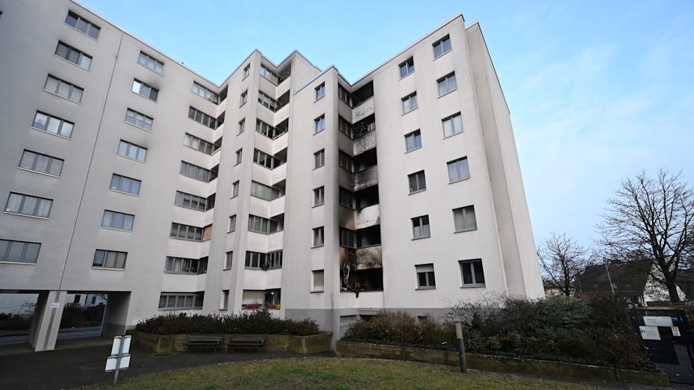 Die Flammen schlugen an der Fassade bis in den 6. Stock hoch