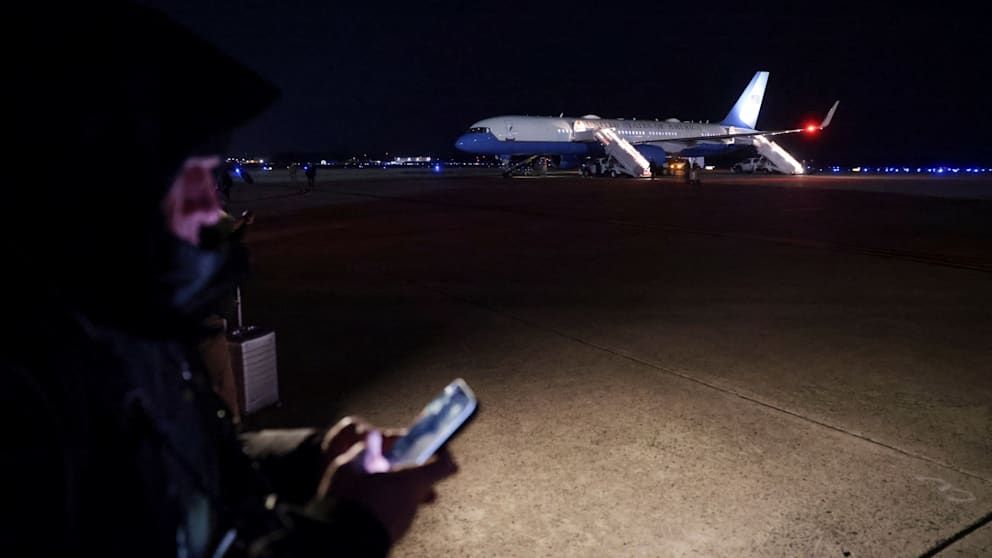 Dienstagabend (Ortszeit): Die Air Force One ist wieder in Maryland. Reporter warten, bis der US-Präsident, seine Delegation und die Medienvertreter aussteigen