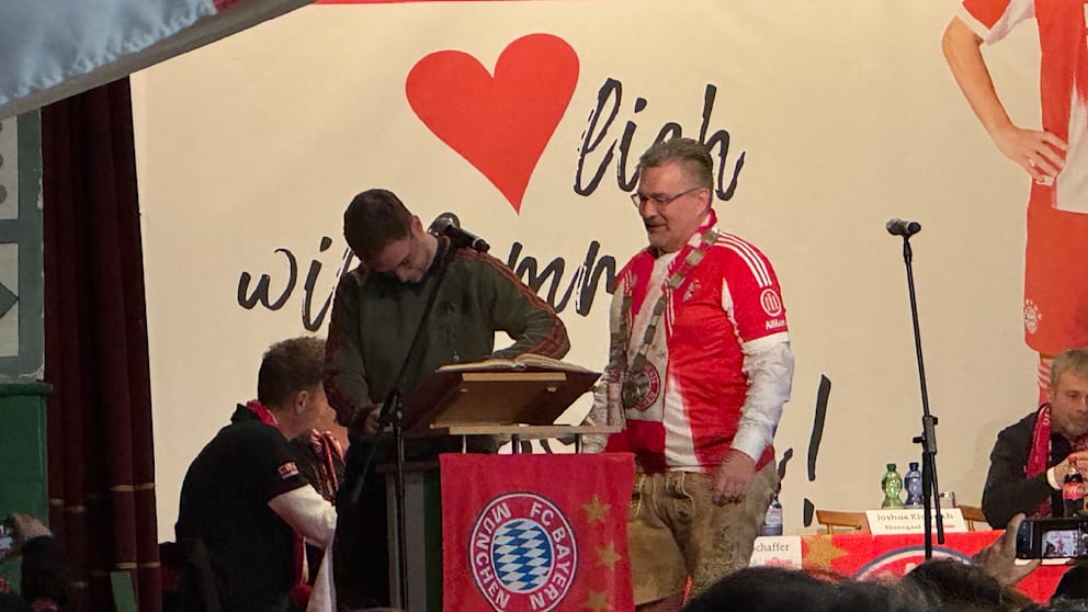 Joshua Kimmich beim Eintrag ins Goldene Buch des Markt Altomünster neben dem ersten Bürgermeister Michael Reiter (r.)