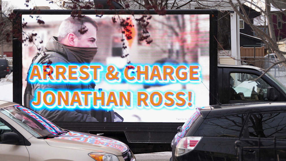 Auf einem mobilen Display fordern Anti-ICE-Protestler die Festnahme und Bestrafung von Jonathan Ross