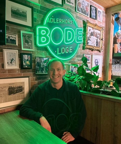 Zeigte sich beim Podcast „Preußen Privat“ gut gelaunt: Münsters neuer Sportdirektor Jan Uphues