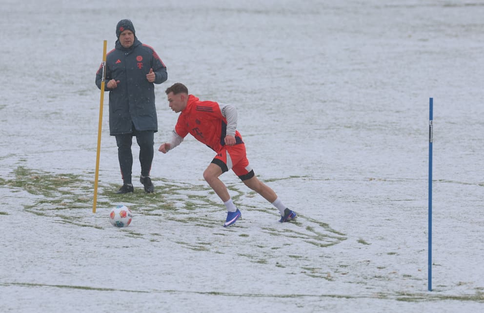 Joshua Kimmich beim Schneetraining mit Reha-Chef Benjamin Sommer (44/l.)