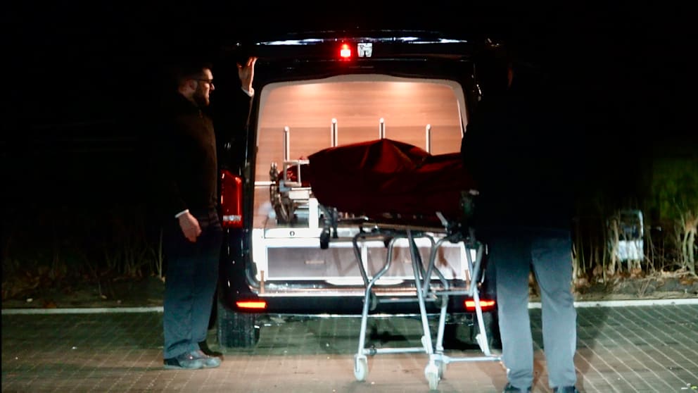 Kurz nach Mitternacht starb ein zweiter 18-Jähriger in Bielefeld. Er soll eine selbstgebaute Kugelbombe gezündet haben