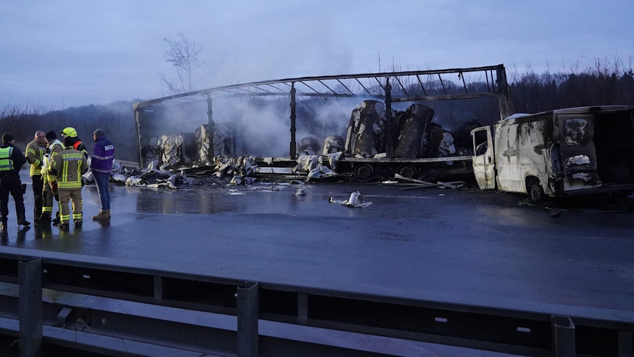 Glatteis auf A44: 3 Tote und 11 Verletzte bei Unfall – Autobahn gesperrt | News