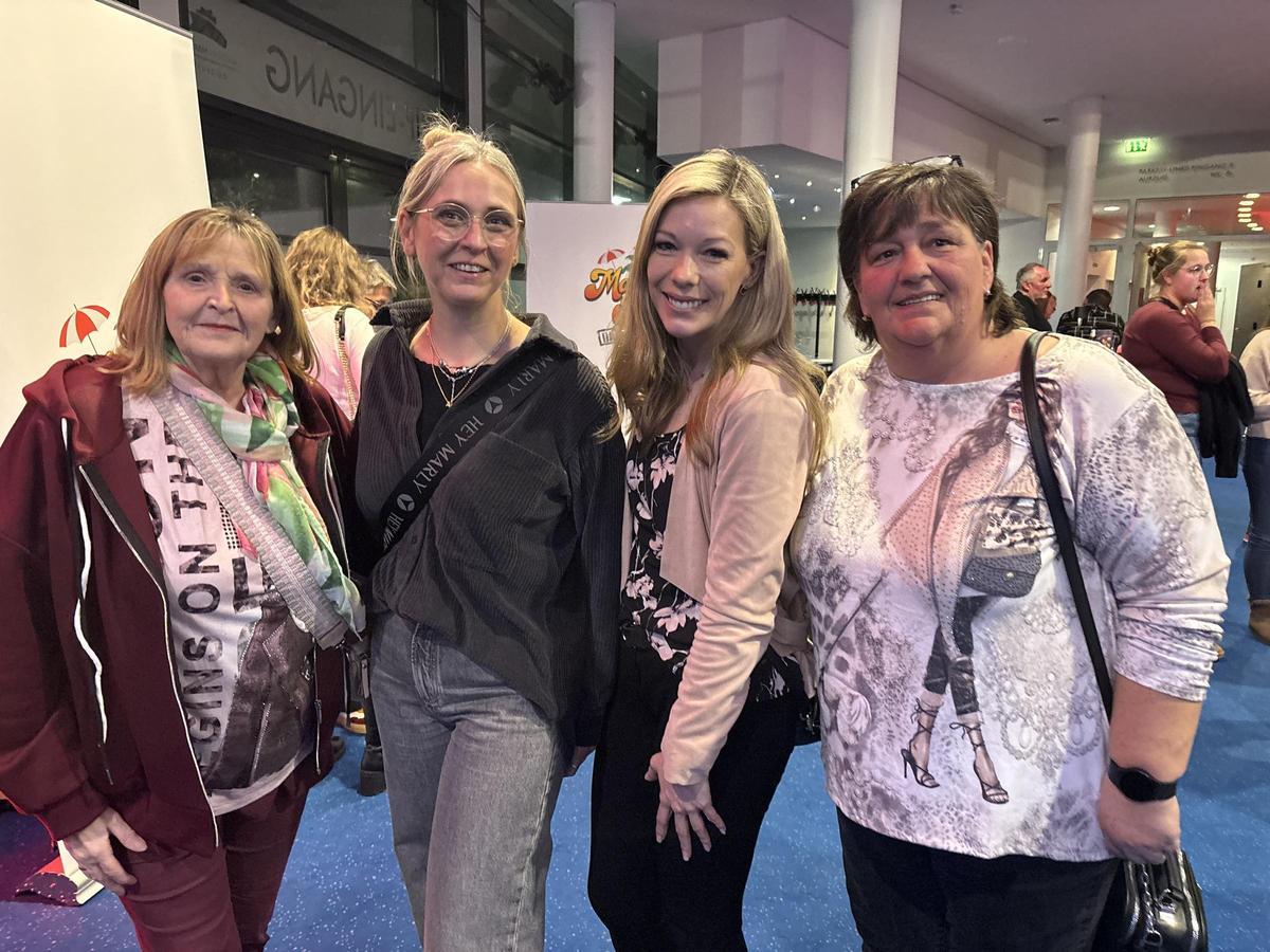 Netter Mädelsabend beim Malle-Musical: Christa (75), Antje (45), Angelique (38) und Ute (61) aus Herne