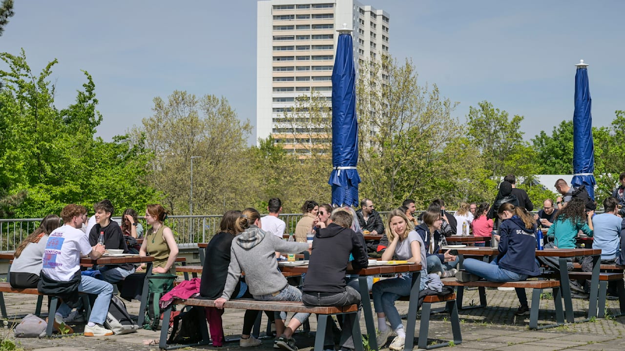 Hunderte Teller plötzlich weg: Uni-Mensa droht mit höheren Preisen | Regional