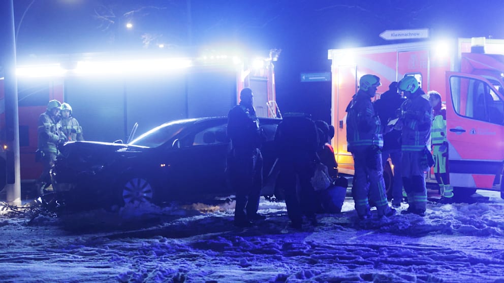 Die Front des Pkw wurde zerstört. Zu dem Unfall kam es an einer Kreuzung, an der die Ampel ausgefallen ist