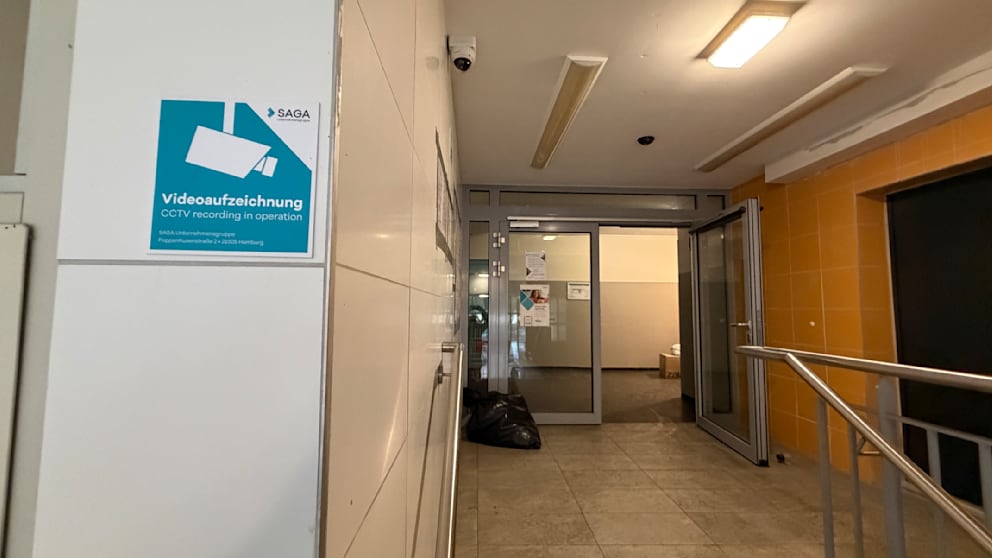 Der Eingangsbereich des Tathauses ist videoüberwacht und zeichnet jede Bewegung aus Sicherheitsgründen auf