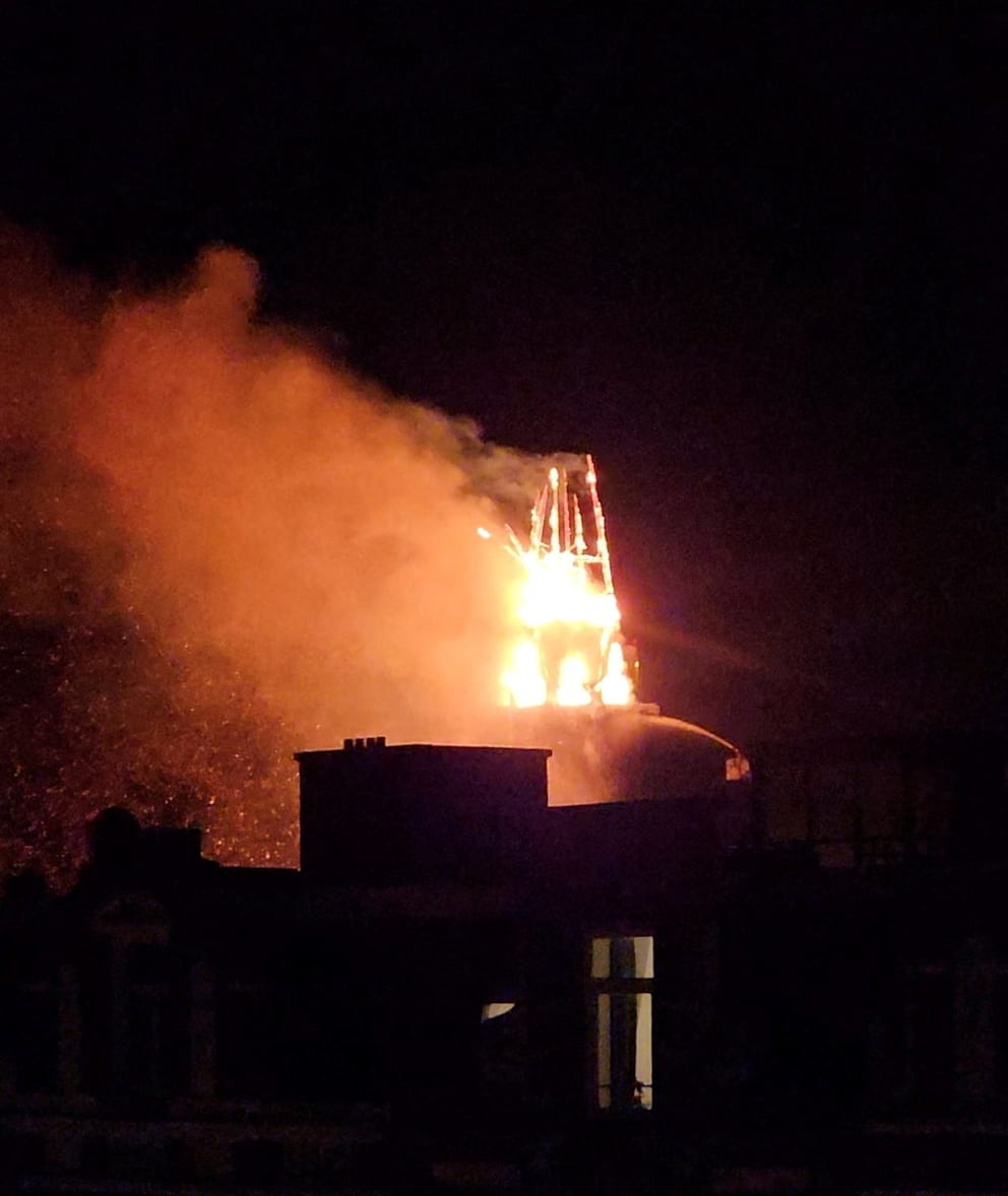 Anwohner filmten den immensen Brand des Kirchturms und stellten die Bilder online