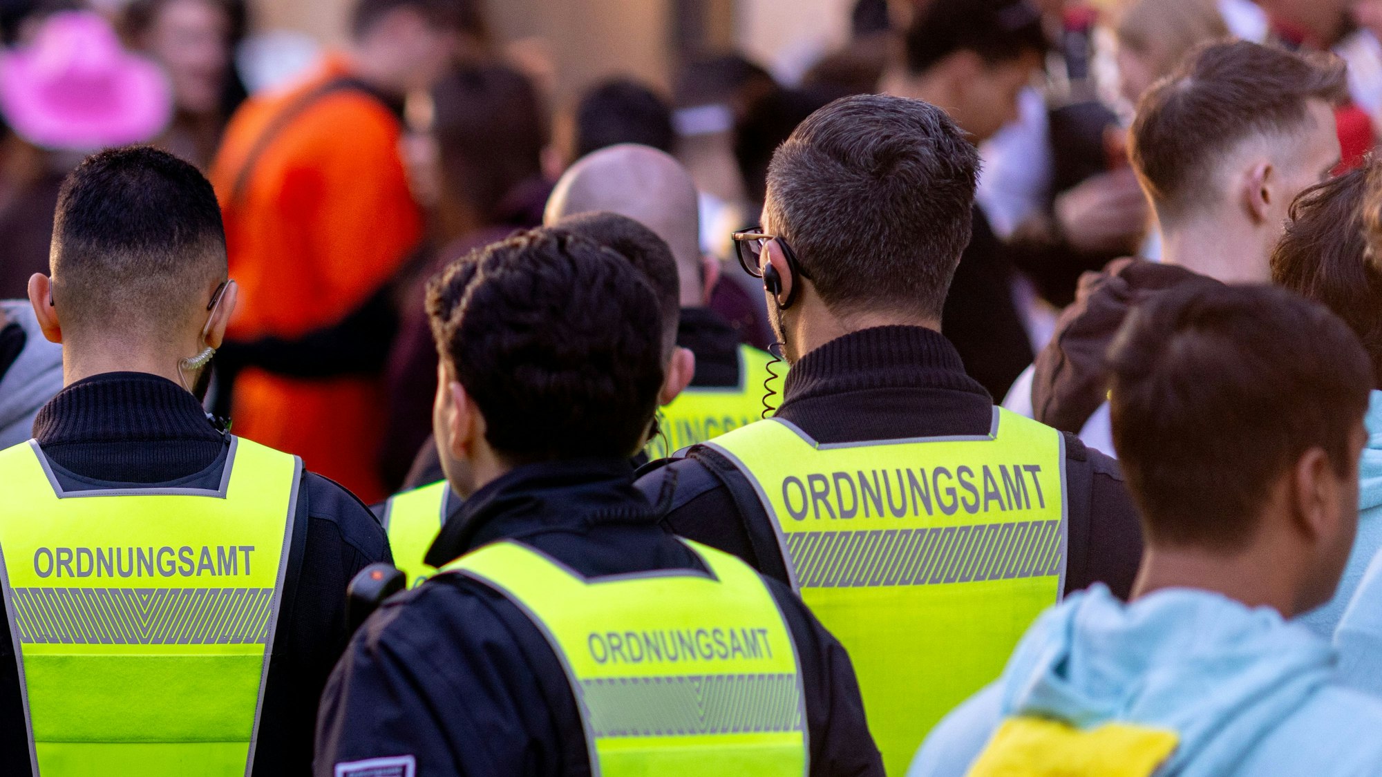 11.11.2025, Köln: Mitarbeiter des Ordnungsamtes späten Nachmittag bei der Karneval Sessionseröffnung am 11.11. auf der Zülpicher Straße in Köln. Foto: Thilo Schmülgen