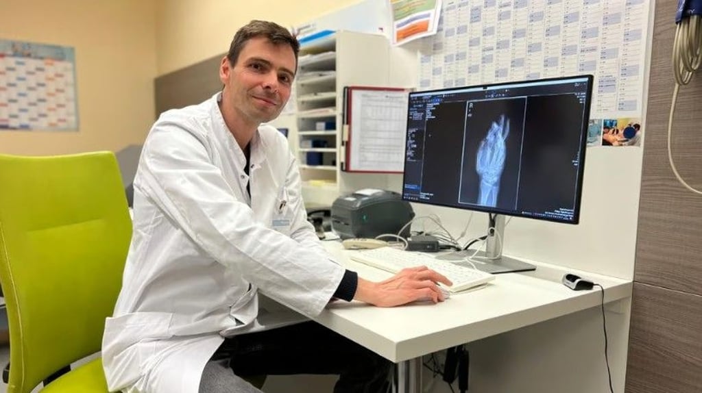 Oberarzt Stefan Weber stand in der Silvesternacht im Klinikum Bergmannstrost in Halle im OP und musste teils schwerwiegende Verletzungen versorgen.