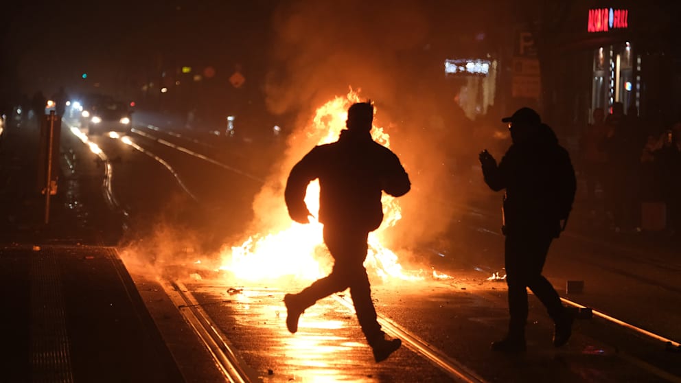 Auf der Leipziger Eisenbahnstraße hatten Chaoten Müll auf der Straße angezündet