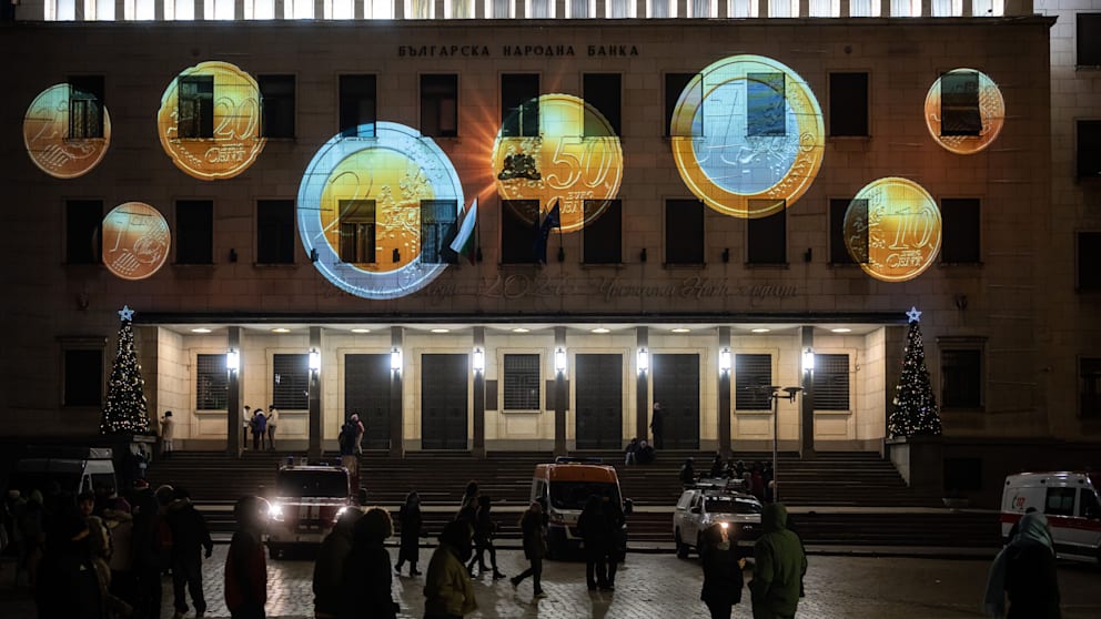 In der Silvesternacht wurden auch Euro-Münzen an das Zentralbankgebäude projiziert