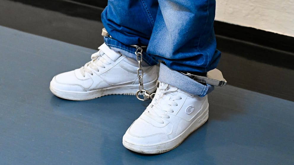 Die Fußfesseln durften dem Gewalttäter nicht abgenommen werden