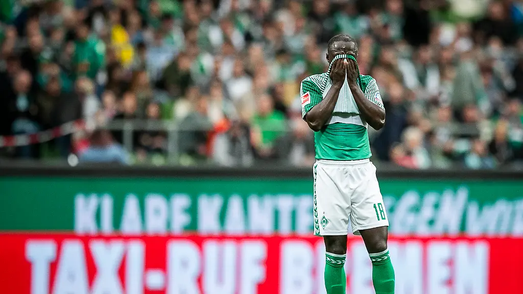 30-03-2024-wohninvest-WESERSTADION-GER-1-FBL-SV-Werder-Bremen-vs-VfL-Wolfsburg-im-Bild-Enttaeuschte-Bremer-nach-Abpfiff-Naby-Keita-Werder-Bremen-18-Foto-nordphoto-GmbH-Rauch-Gemaess-den-Vorgaben-der-DFL-Deutsche-Fussball-Liga-bzw-des-DFB-Deutscher-Fussball-Bund-ist-es-untersagt-in-dem-Stadion-und-oder-vom-Spiel-angefertigte-Fotoaufnahmen-in-Form-von-Sequenzbildern-und-oder-videoaehnlichen-Fotostrecken-zu-verwerten-bzw-verwerten-zu-lassen