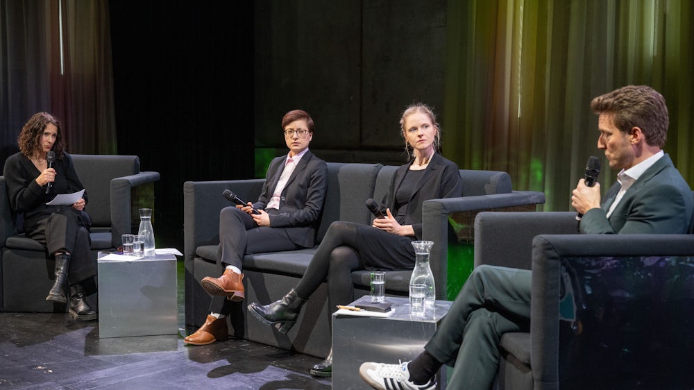 Das Podium in den Kammerspielen: Moderatorin Annabel Wahba, Juristin Julia Klaus, Journalistin Maria Retter und Alexander Schwarz vom European Center for Constitutional and Human Rights (von links).